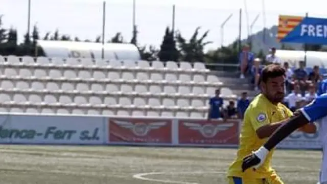 Ronald, futbolista de la SD Ejea, en un partido contra el Orihuela.