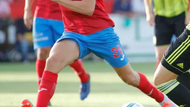Pombo anota el 0-1 en el amistoso jugado por el Real Zaragoza en Calahorra en la pretemporada. El canterano, pese a ser transferible, tuvo minutos en todos los choques de preparación del verano, hasta que comenzó la liga y fue apartado de las citaciones.