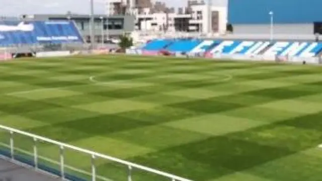 Vista del pequeño estadio Fernando Torres de Fuenlabrada, desde la tribuna principal, lugar donde jugará por primera vez en su historia el Real Zaragoza este miércoles.
