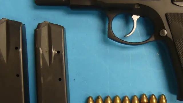 Entre los objetos intervenidos se encuentra una pistola de 9 milímetros.