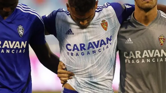 Luis Suárez, en el momento de abandonar el campo tras el 0-0 ante el Lugo, apoyado en Dwamena y Chocarro, que fueron al área desde el banquillo para ayudar al colombiano, cojo y muy dolorido en una pierna.