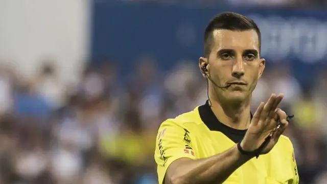 Víctor Areces Franco, arbitro asturiano, el pasado domingo en La Romareda durante el partido Real Zaragoza-Lugo, su segundo choque dirigido en el estadio zaragozano en 21 días.