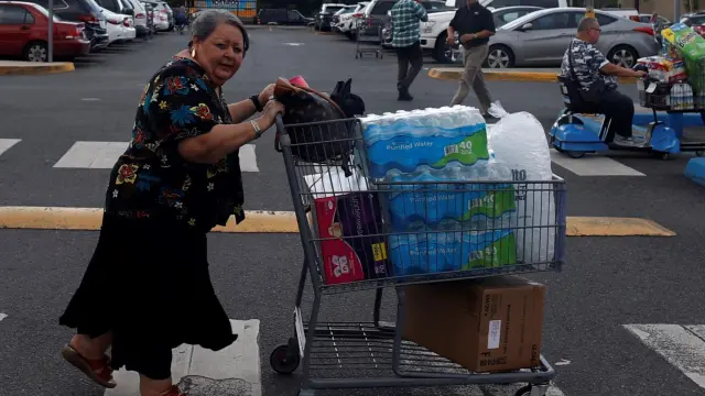 Ciudadanos se abastecen de víveres, agua y comida, antes de la llegada de la tormenta a Puerto Rico.