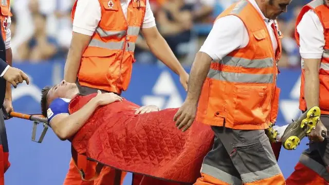 Momento en el que Vigaray es retirado en camilla tras lesionarse el sábado en el minuto 59 del partido entre el Real Zaragoza y el Lugo en La Romareda.