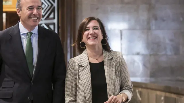 Jorge Azcón y Sara Fernández, este miércoles en el Ayuntamiento de Zaragoza.