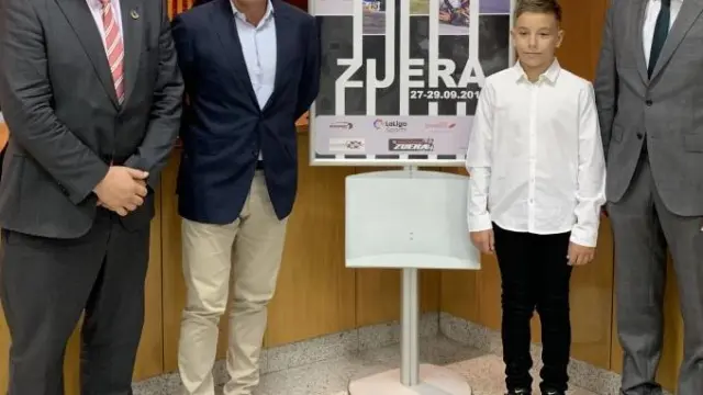 Luis Zubieta (alcalde de Zuera), Luis Carlos Maurel (CIZ), Ian Martínez (piloto) y Ánchel Echegoyen (presidente de la Federación Aragonesa de Automovilismo)