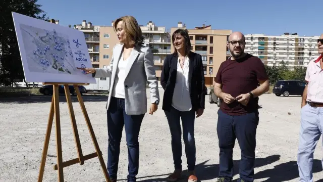 La portavoz del PSOE, PIlar Alegría, este lunes en el solar donde está prevista la construcción de un centro de infancia y juventud.