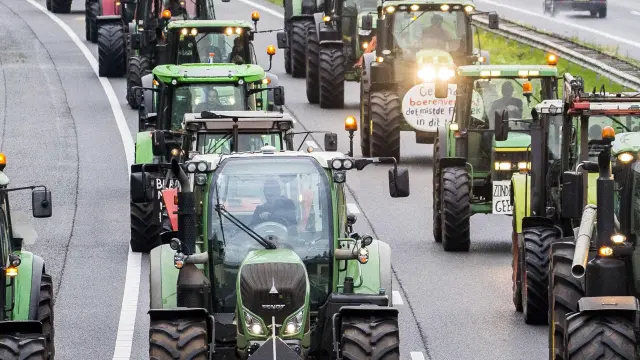 Los granjeros sacaron sus tractores a las carreteras.
