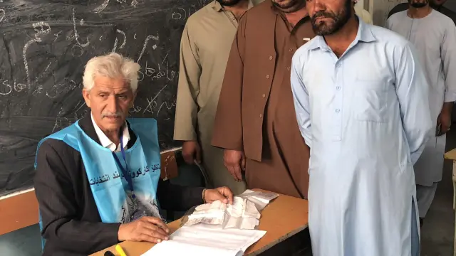 Ciudadanos afganos esperan su turno para votar en Kabul durante las elecciones presidenciales