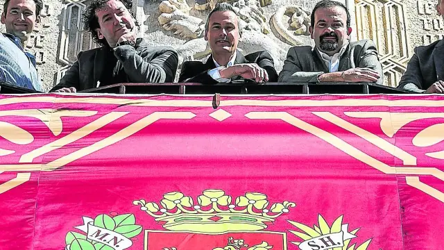 Carlos Marco, Augusto González, Alberto Marco, Fermín Polo y Juan Luis Gracia, el quinteto al completo de B Vocal, este viernes en el balcón del Ayuntamiento.