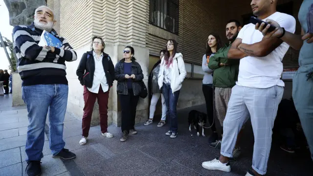 Los afectados por la supresión de la muestra gastronómica, a las puertas del Ayuntamiento junto al empresario que iba a montarla, Luis Gorrachategui (izquierda).