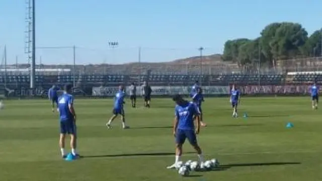 Luis Suárez juega con los balones, al inicio del entrenamiento de este sábado.