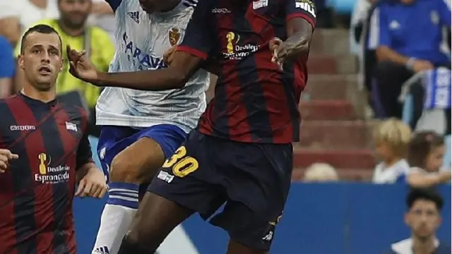 Kagawa, el pugna con Lomotay ante la mirada de Díez, en el partido ante el Extremadura, que el Real Zaragoza ganó 3-1 el 15 de septiembre. Fue su última victoria.
