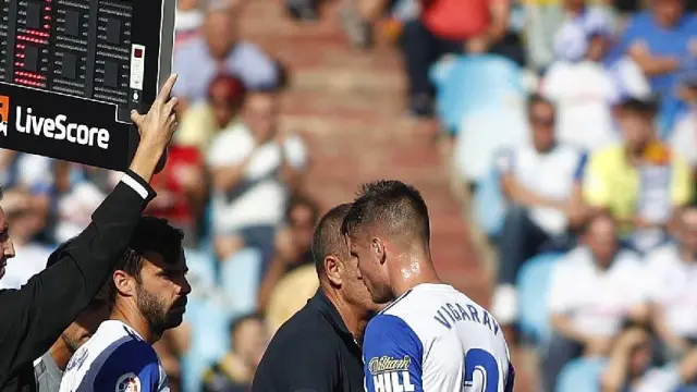 Momento en el que Vigaray se marcha lesionado y es sustituido por Guitián en el partido de este domingo ante el Cádiz. Era el minuto 21 y se había roto en el 17.