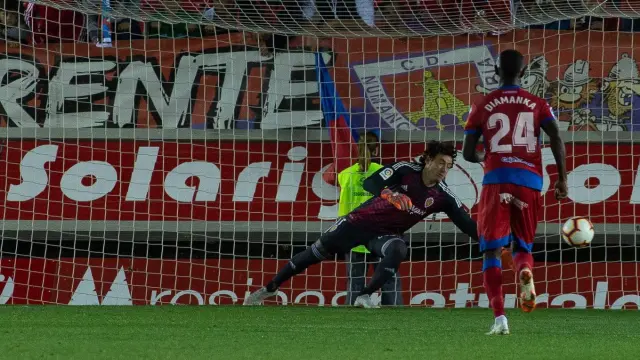 Borja Viguera anota de penalti frente a Cristian el definitivo 1-0 del año pasado en Soria.