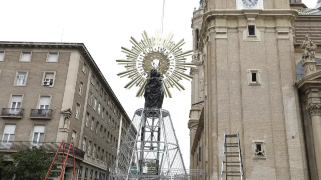 La Virgen ya luce en lo alto de la estructura