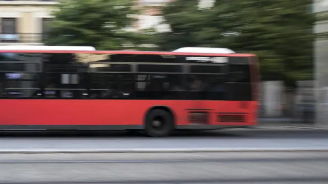 Un autobús urbano circula por el paseo de la Independencia.