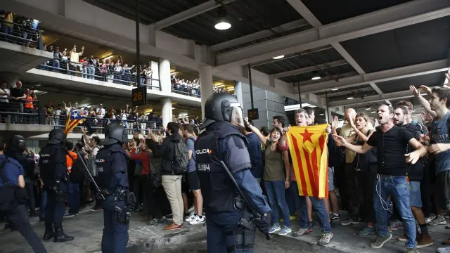 Un grupo de antidisturbios contiene a los manifestantes en EL Prat.
