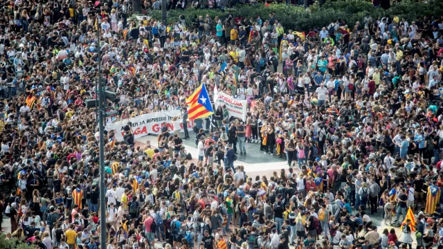 Miles de personas se han concentrado en la plaza Cataluña contra la sentencia del procés