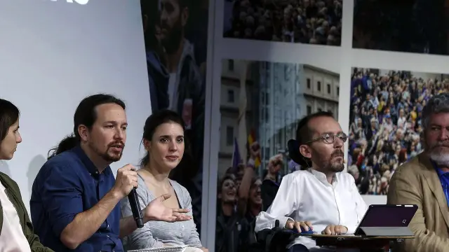 Iglesias y Echenique, junto a otros dirigentes de Podemos, en un acto preelectoral.