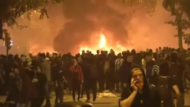La situación en Barcelona sigue complicándose en su tercera jornada de manifestaciones por la sentencia del procés. Varios grupos de radicales han quemado numerosos contenedores y coches, provocando fuegos que han obligado a los vecinos a salir de sus casas.