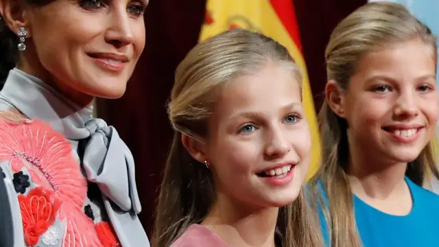 La reina Letizia, junto a la princesa Leonor y la infanta Sofía, durante la audiencia de este viernes en Oviedo.