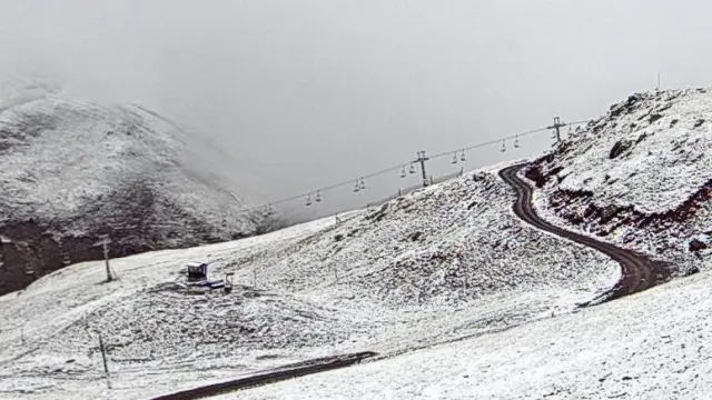 Imagen de esta mañana de lunes de la estación de Astún con las cumbres cubiertas de nieve.
