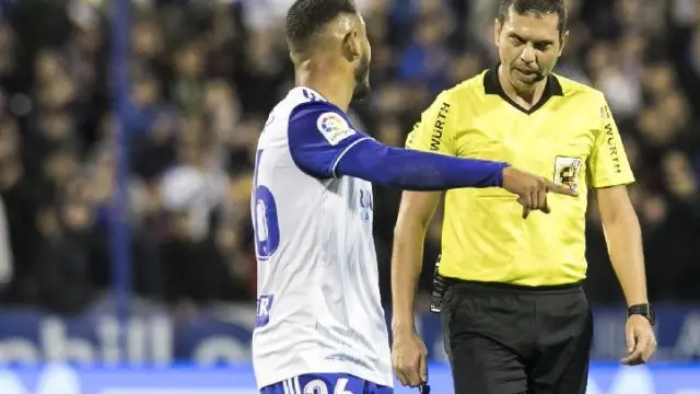 Luis Suárez habla con Trujillo Suárez, el árbitro canario del Real Zaragoza-Mirandés que le sacó la 4ª tarjeta amarilla de este curso.