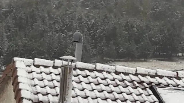Los tejados de las casa de Griegos (Teruel) cubiertos de nieve.