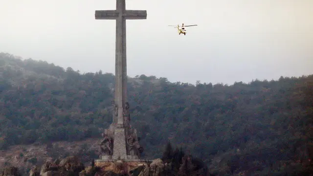 El helicóptero, sobrevolando el Valle de los Caídos.