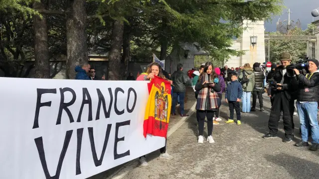 Personas a favor de Franco se congregan a la entrada de Mingorrubio ante la exhumación de los restos del dictador