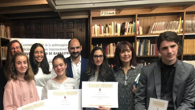 Foto de familia de los premiados en el Certamen Literario de Barbastro 2019.