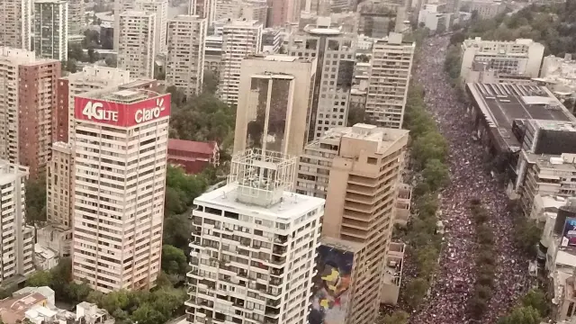 Fotografía aérea que muestra a miles de manifestantes reunidos para pedir la renuncia de Piñera