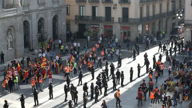 Spanish unionist and Catalan separatist protesters are divided by riot police during a demonstration at Sant Jaume square in Barcelona, Spain, October 27, 2019. REUTERS/Albert Gea [[[REUTERS VOCENTO]]] SPAIN-POLITICS/CATALONIA-PROTEST