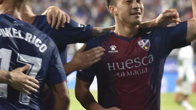 Okazaki celebra con sus compañeros el gol marcado al Elche.
