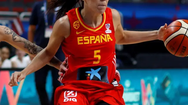 Cristina Ouvina en una acción ante Arisa Bilotserkivska de Ucrania en el Eurobasket 2019.