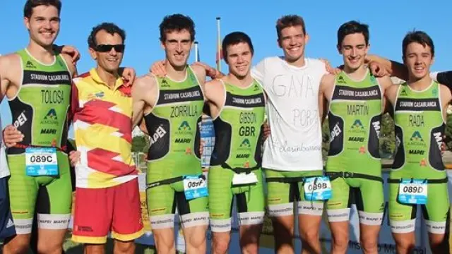 El equipo completo de triatlón junto con el cuerpo técnico y el presidente de la Federación Aragonesa de Triatlon, Jesús Sánchez.