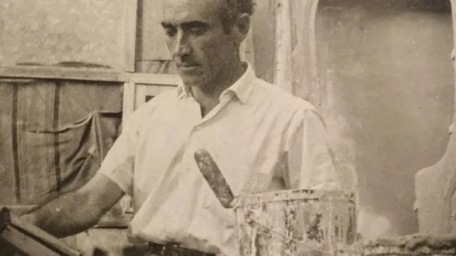 Fotografía tomada en 1964 de Agustín Alamán trabajando en su estudio.