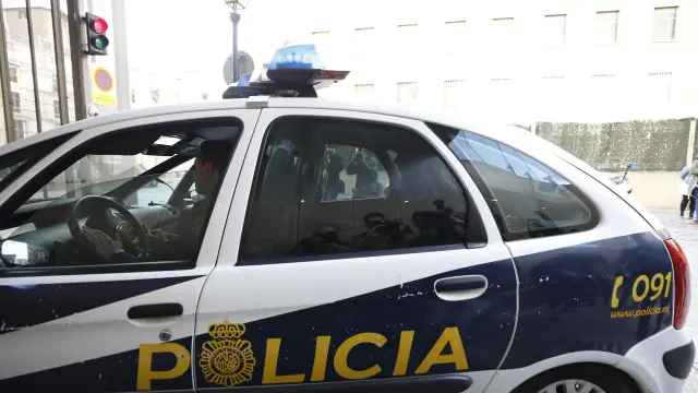 Rodrigo Lanza llega a los juzgados en un coche de la Policía Nacional.