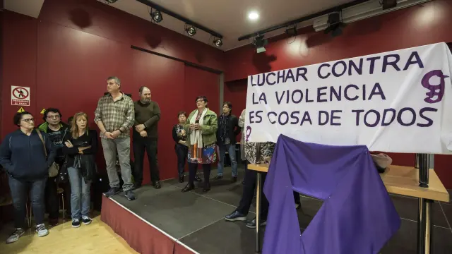 Concentración contra la violencia de género en la Asociación Vecinal del Barrio de Jesús.