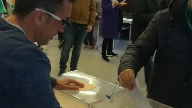 Carmelo Asensio vota en el Colegio Catalina de Aragón de Parque Goya.