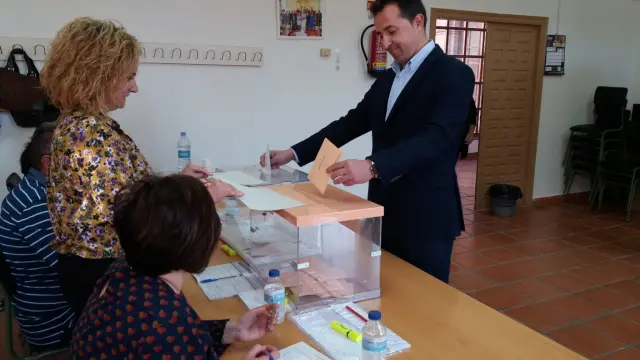 El número uno al Congreso del PP por Teruel, Alberto Herrero, ha votado en Calanda.