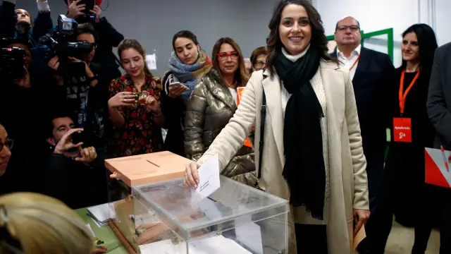 Inés Arrimadas, en el momento de votar.