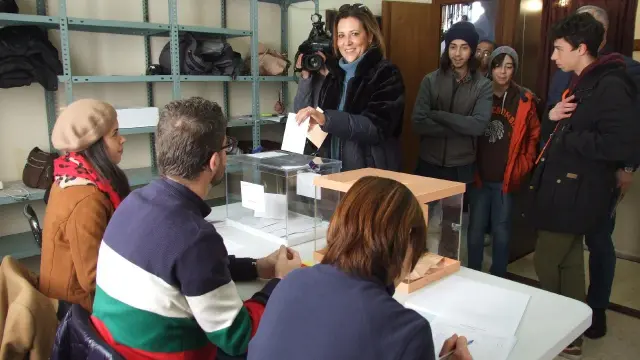 Lourdes Guillén, ha votado en el Ayuntamiento de Siétamo.