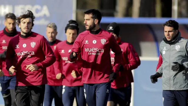 Varios jugadores de la SD Huesca corren durante el entrenamiento del pasado domingo.