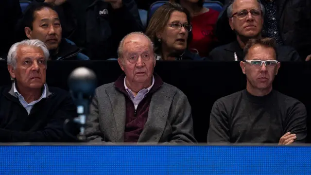 El rey Juan Carlos, en el centro, asistió este lunes a la derrota de Nadal ante el alemán Alexander Zverev