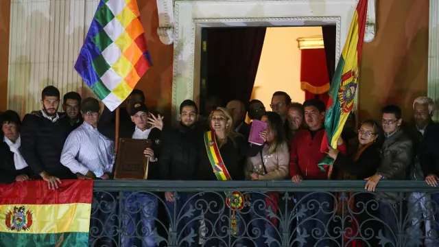 Jeanine Áñez se dirige a sus seguidores desde el balcón del palacio presidencial de La Paz.