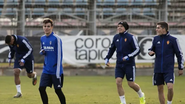 Alejandro Francés, en el entrenamiento de este viernes con el primer equipo, en un ejercicio con Pombo, Soro y (a la izda.) Luis Suárez.