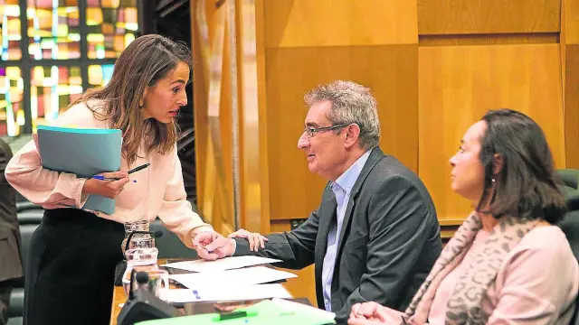 La concejal de Hacienda, María Navarro, junto a los ediles de Vox, Julio Calvo y Carmen Rouco.