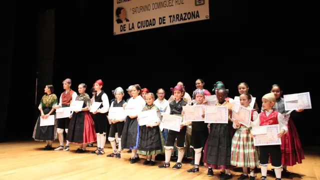 Los ganadores del concurso han posado sobre el escenario del teatro con sus diplomas.